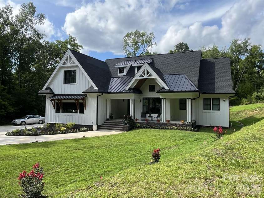 900 Houston Heights Road, Charlotte, NC 28262.  MLS# CAR4420916, YatesRealty ID 48389. 