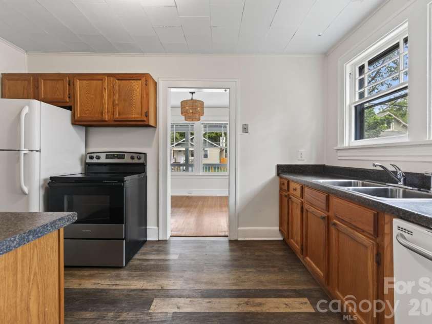 203 Pennsylvania Avenue, Asheville, NC 28806.  MLS# CAR4417867, YatesRealty ID 48391. Kitchen