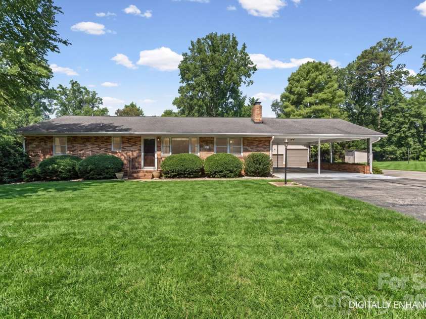 469 Sunset Drive, Winston Salem, NC 27107.  MLS# CAR4420990, YatesRealty ID 48394. 