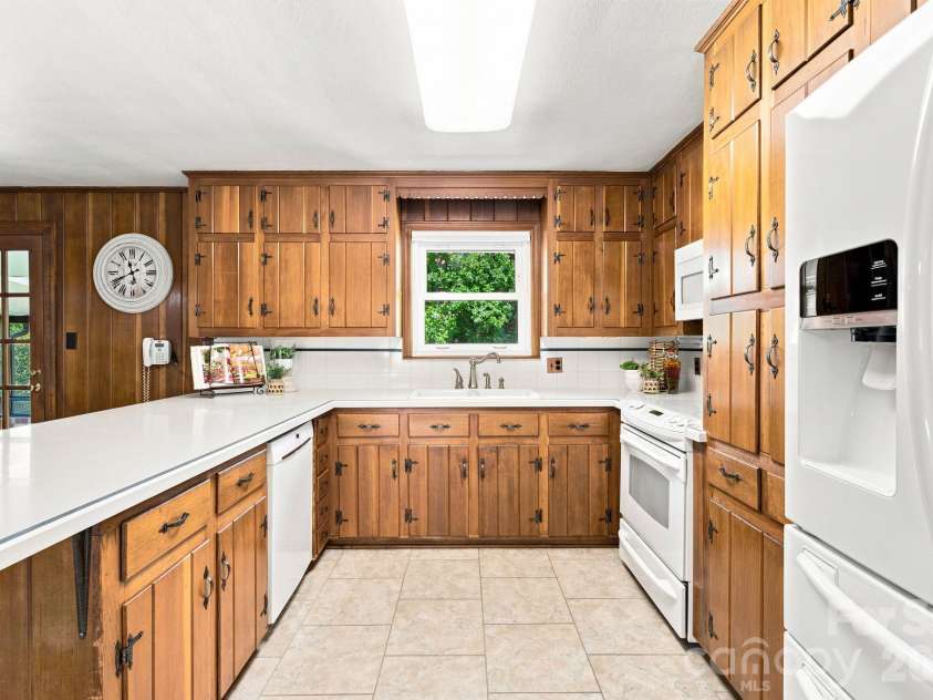 469 Sunset Drive, Winston Salem, NC 27107.  MLS# CAR4420990, YatesRealty ID 48394. 