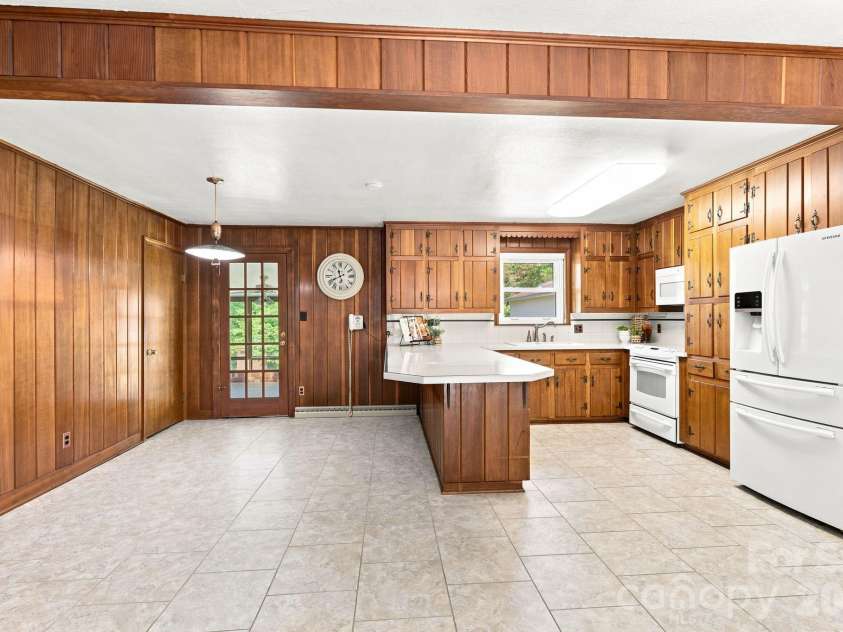 469 Sunset Drive, Winston Salem, NC 27107.  MLS# CAR4420990, YatesRealty ID 48394. 