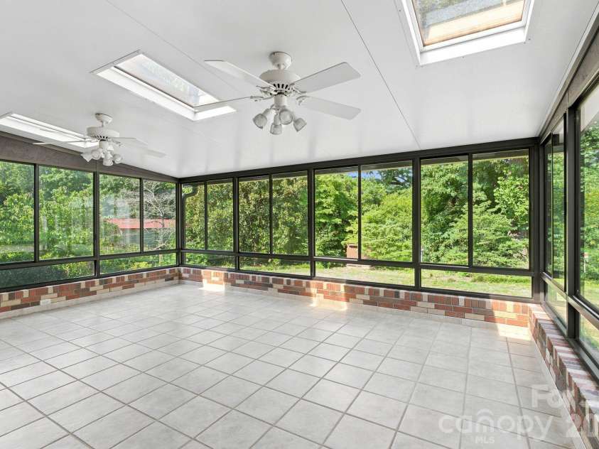 469 Sunset Drive, Winston Salem, NC 27107.  MLS# CAR4420990, YatesRealty ID 48394. 