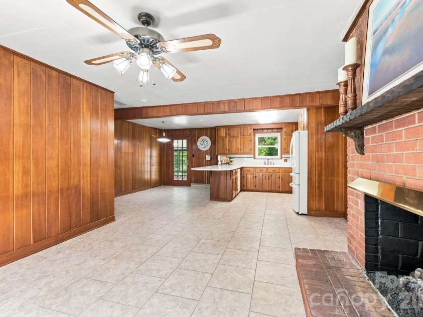 469 Sunset Drive, Winston Salem, NC 27107.  MLS# CAR4420990, YatesRealty ID 48394. 