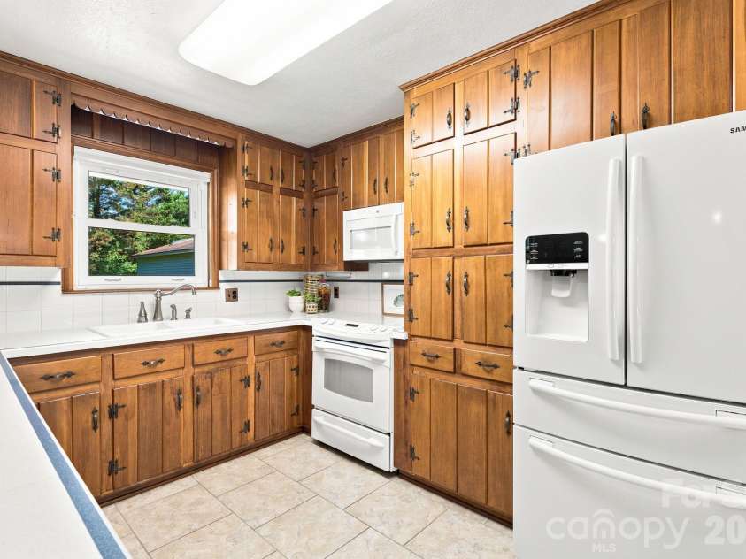 469 Sunset Drive, Winston Salem, NC 27107.  MLS# CAR4420990, YatesRealty ID 48394. 
