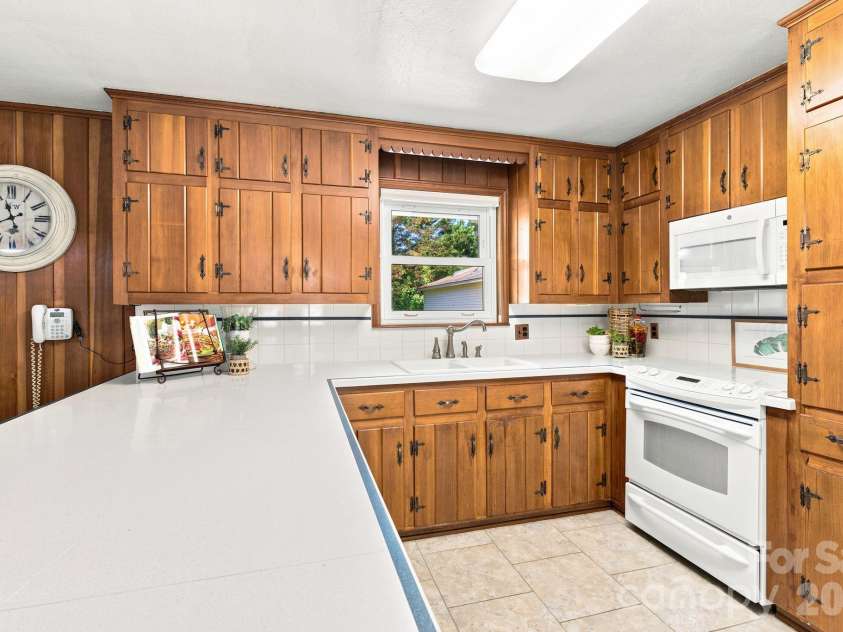 469 Sunset Drive, Winston Salem, NC 27107.  MLS# CAR4420990, YatesRealty ID 48394. 