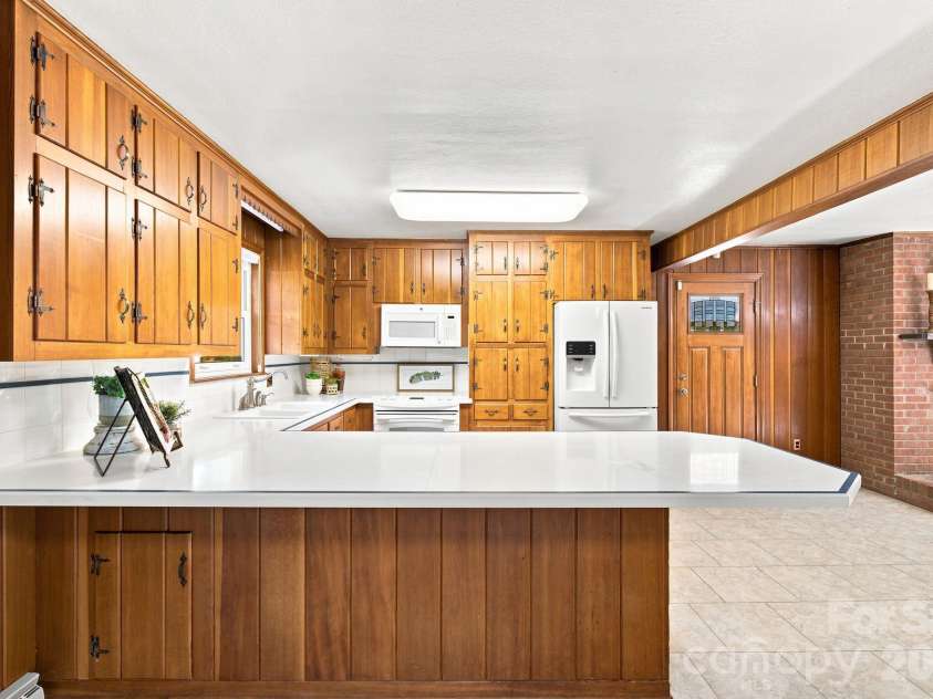 469 Sunset Drive, Winston Salem, NC 27107.  MLS# CAR4420990, YatesRealty ID 48394. 
