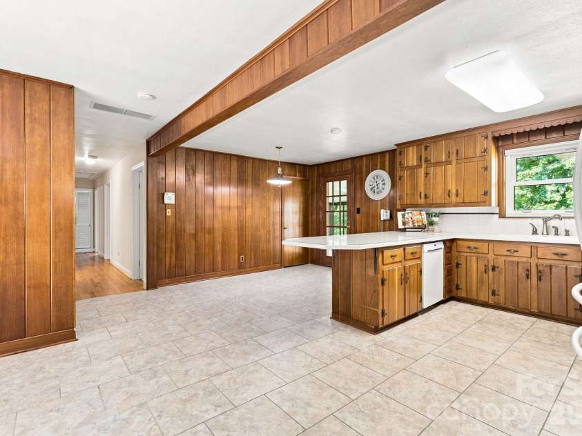 469 Sunset Drive, Winston Salem, NC 27107.  MLS# CAR4420990, YatesRealty ID 48394. 