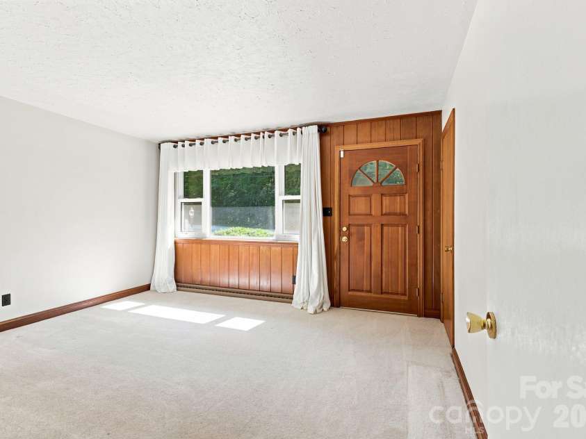 469 Sunset Drive, Winston Salem, NC 27107.  MLS# CAR4420990, YatesRealty ID 48394. 