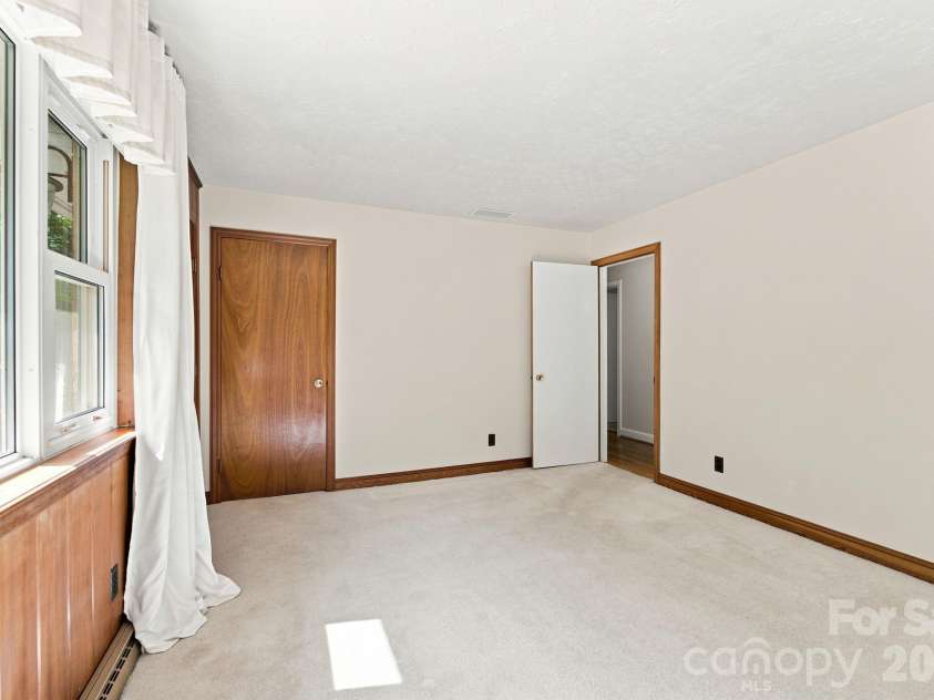 469 Sunset Drive, Winston Salem, NC 27107.  MLS# CAR4420990, YatesRealty ID 48394. 