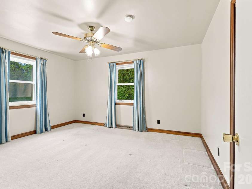 469 Sunset Drive, Winston Salem, NC 27107.  MLS# CAR4420990, YatesRealty ID 48394. 