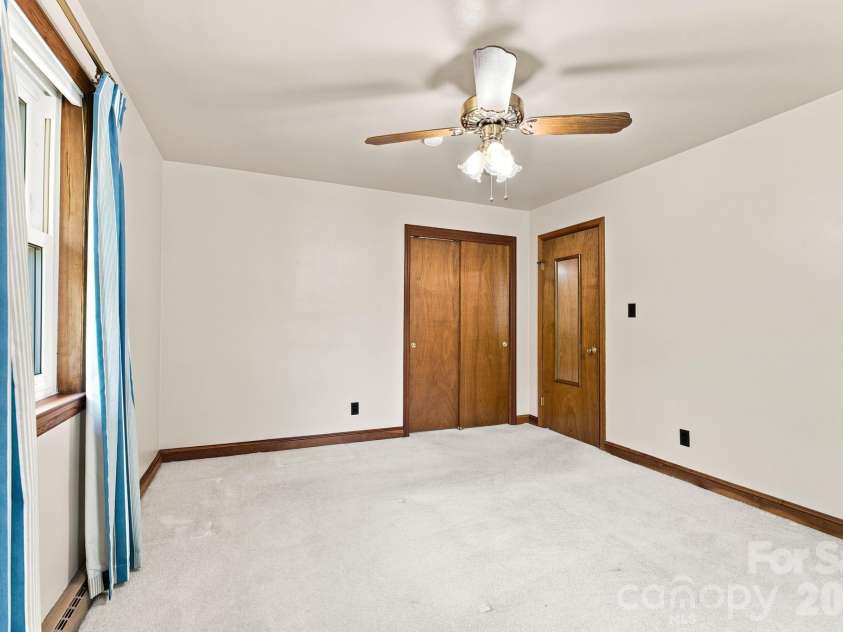 469 Sunset Drive, Winston Salem, NC 27107.  MLS# CAR4420990, YatesRealty ID 48394. 
