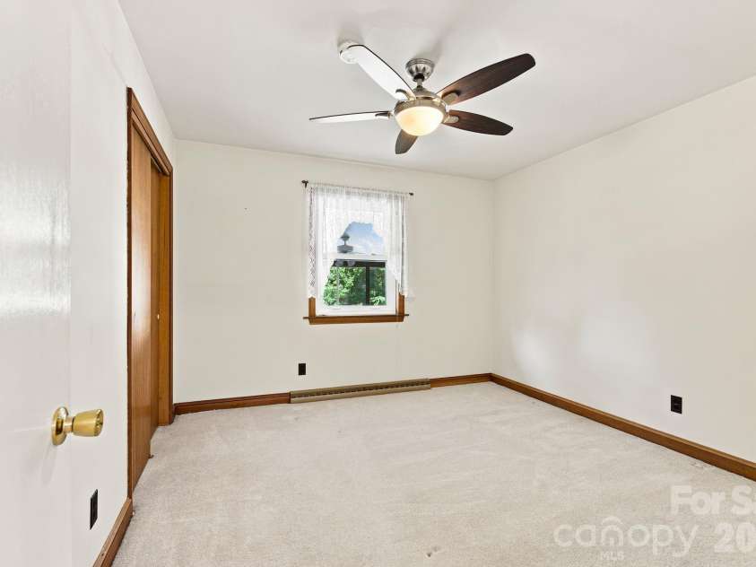 469 Sunset Drive, Winston Salem, NC 27107.  MLS# CAR4420990, YatesRealty ID 48394. 