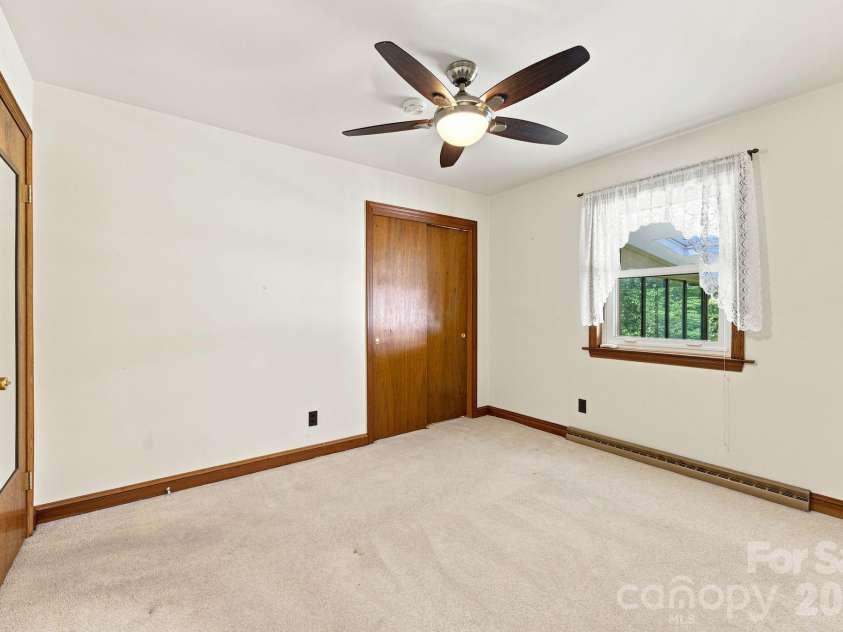 469 Sunset Drive, Winston Salem, NC 27107.  MLS# CAR4420990, YatesRealty ID 48394. 