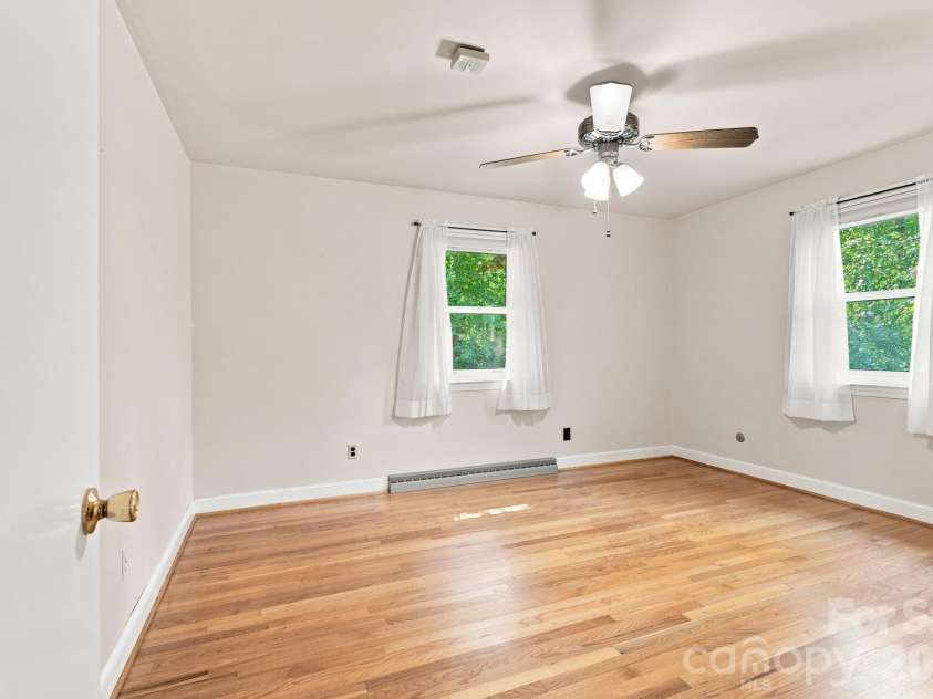 469 Sunset Drive, Winston Salem, NC 27107.  MLS# CAR4420990, YatesRealty ID 48394. 