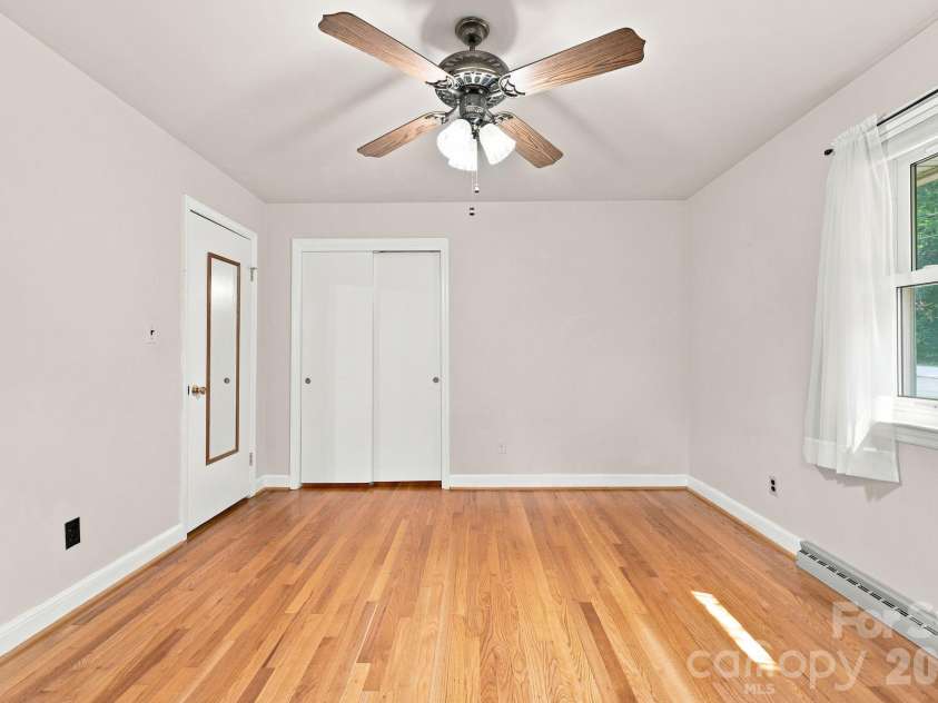 469 Sunset Drive, Winston Salem, NC 27107.  MLS# CAR4420990, YatesRealty ID 48394. 
