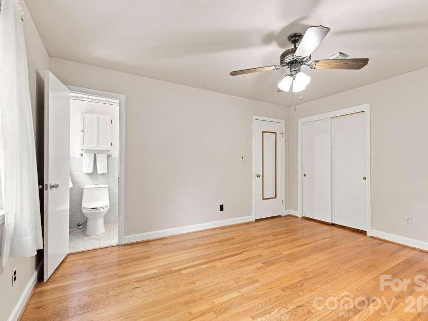469 Sunset Drive, Winston Salem, NC 27107.  MLS# CAR4420990, YatesRealty ID 48394. 