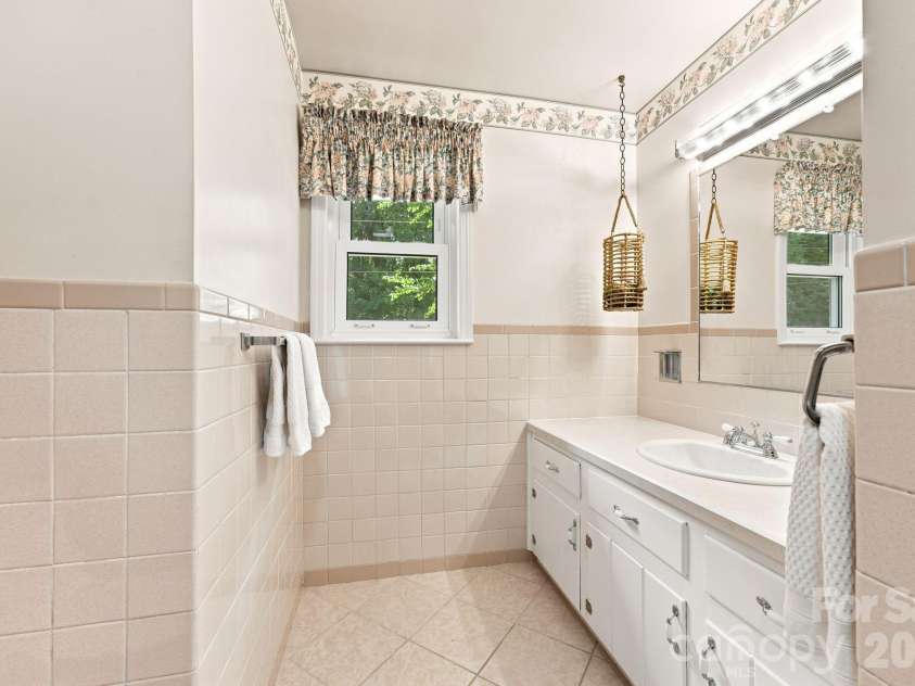469 Sunset Drive, Winston Salem, NC 27107.  MLS# CAR4420990, YatesRealty ID 48394. 