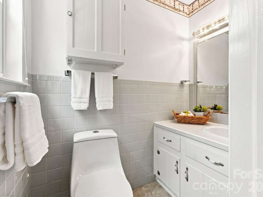 469 Sunset Drive, Winston Salem, NC 27107.  MLS# CAR4420990, YatesRealty ID 48394. 