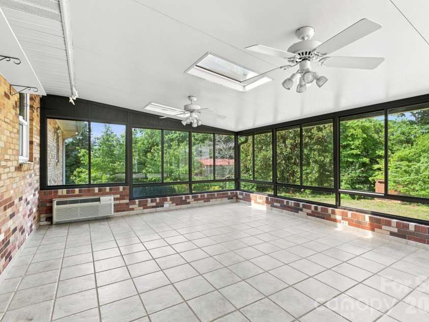 469 Sunset Drive, Winston Salem, NC 27107.  MLS# CAR4420990, YatesRealty ID 48394. 
