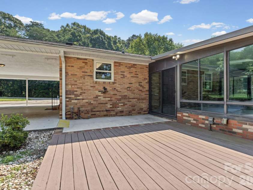 469 Sunset Drive, Winston Salem, NC 27107.  MLS# CAR4420990, YatesRealty ID 48394. 
