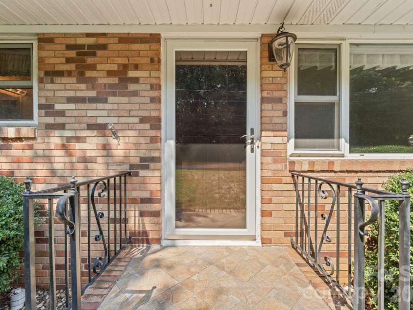 469 Sunset Drive, Winston Salem, NC 27107.  MLS# CAR4420990, YatesRealty ID 48394. 