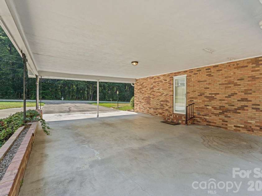 469 Sunset Drive, Winston Salem, NC 27107.  MLS# CAR4420990, YatesRealty ID 48394. 