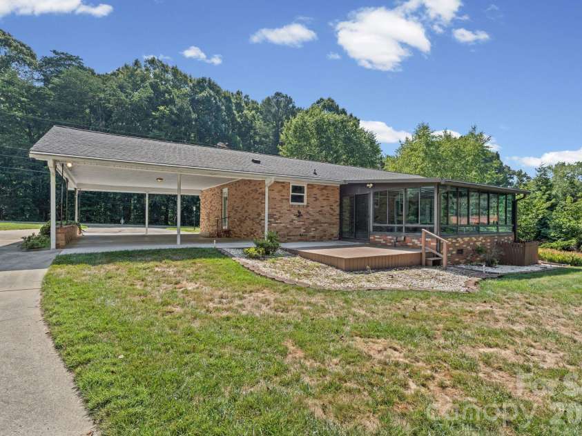 469 Sunset Drive, Winston Salem, NC 27107.  MLS# CAR4420990, YatesRealty ID 48394. 