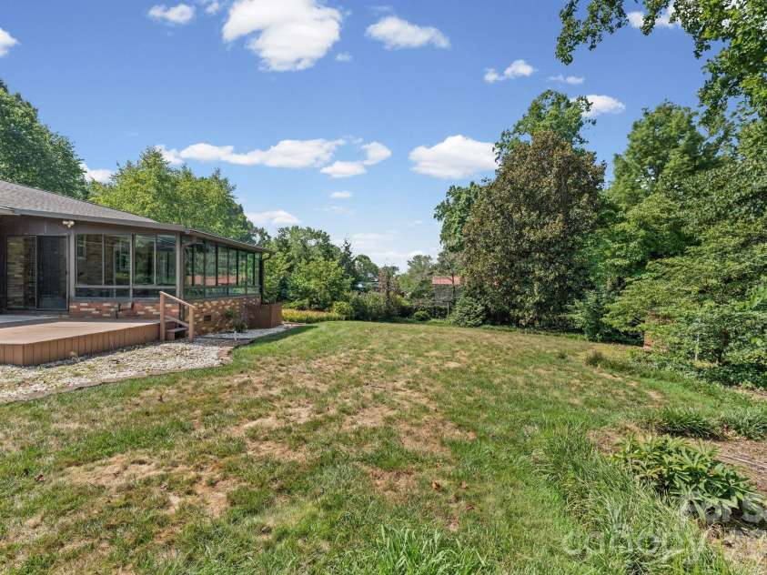 469 Sunset Drive, Winston Salem, NC 27107.  MLS# CAR4420990, YatesRealty ID 48394. 