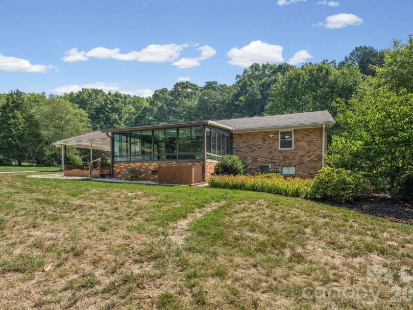 469 Sunset Drive, Winston Salem, NC 27107.  MLS# CAR4420990, YatesRealty ID 48394. 