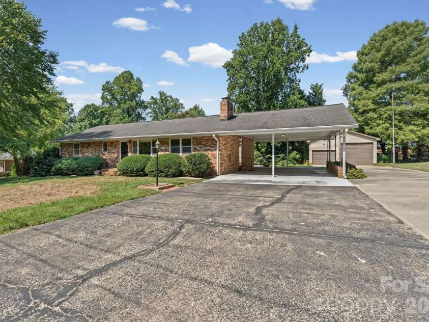 469 Sunset Drive, Winston Salem, NC 27107.  MLS# CAR4420990, YatesRealty ID 48394. 