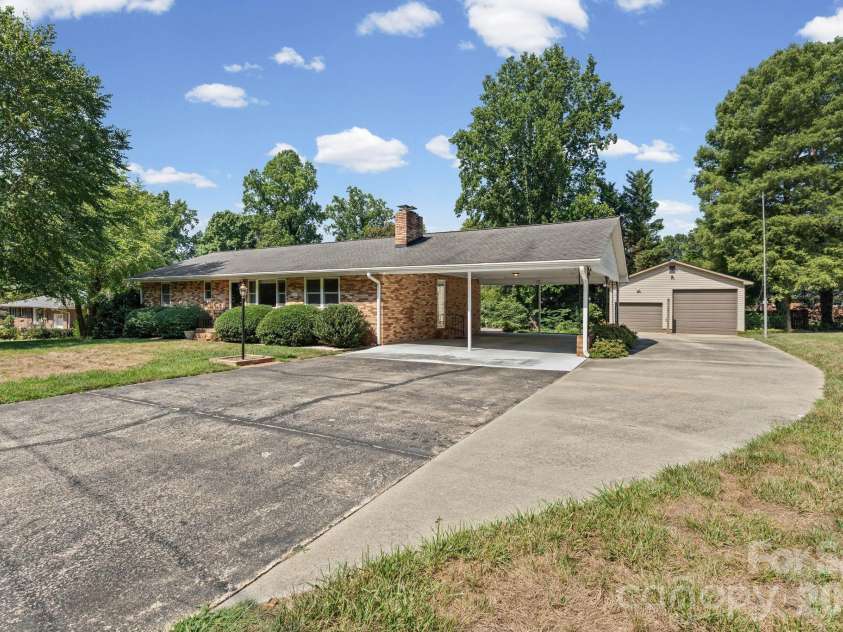 469 Sunset Drive, Winston Salem, NC 27107.  MLS# CAR4420990, YatesRealty ID 48394. 