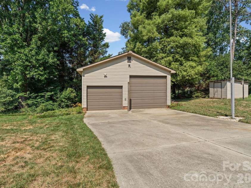 469 Sunset Drive, Winston Salem, NC 27107.  MLS# CAR4420990, YatesRealty ID 48394. 