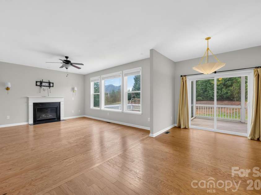 1004 Hawker Road, Matthews, NC 28104.  MLS# CAR4411741, YatesRealty ID 48396. Breakfast nook