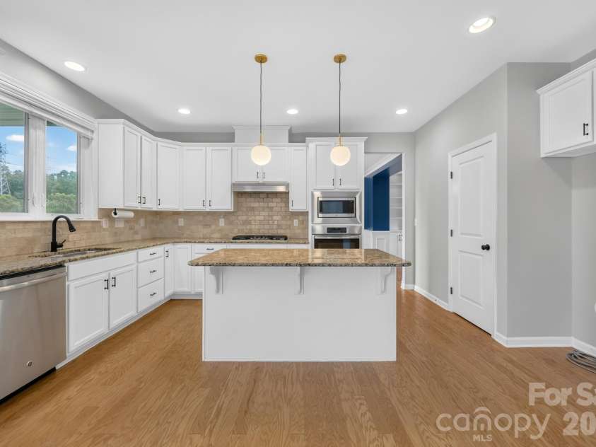 1004 Hawker Road, Matthews, NC 28104.  MLS# CAR4411741, YatesRealty ID 48396. GRAND Kitchen