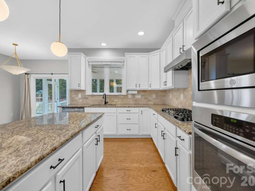 1004 Hawker Road, Matthews, NC 28104.  MLS# CAR4411741, YatesRealty ID 48396. Granite countertops!