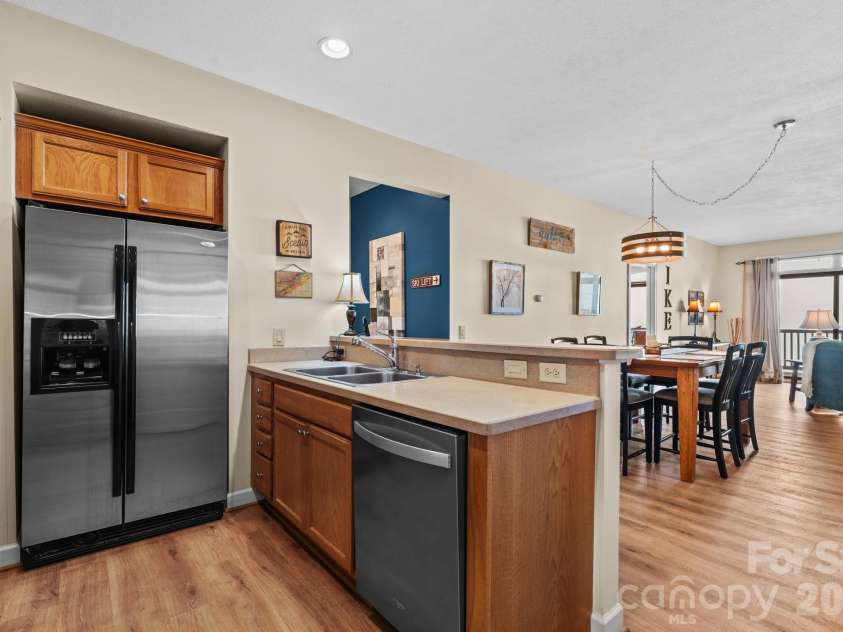 132 Rocky Top None, Sugar Mountain, NC 28604.  MLS# CAR4421054, YatesRealty ID 48399. 