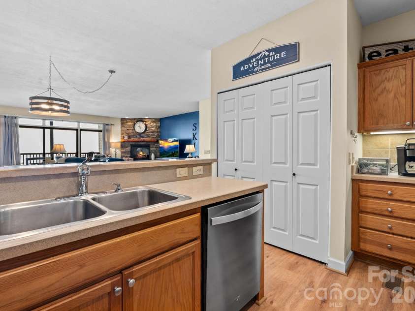 132 Rocky Top None, Sugar Mountain, NC 28604.  MLS# CAR4421054, YatesRealty ID 48399. 