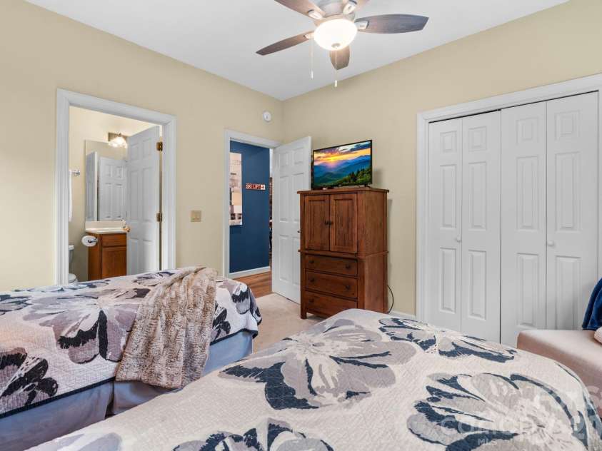 132 Rocky Top None, Sugar Mountain, NC 28604.  MLS# CAR4421054, YatesRealty ID 48399. 