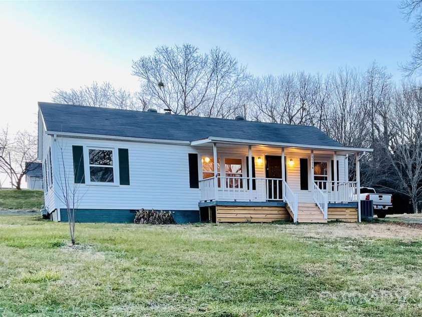 5216 Eaton Circle, Charlotte, NC 28208.  MLS# CAR4356733, YatesRealty ID 4840. 