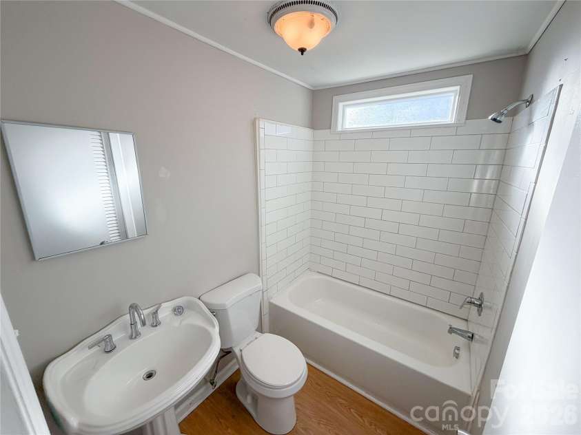 5216 Eaton Circle, Charlotte, NC 28208.  MLS# CAR4356733, YatesRealty ID 4840. Full Bath