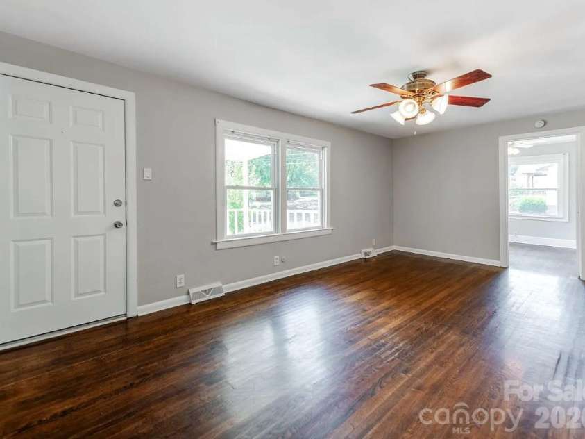 5216 Eaton Circle, Charlotte, NC 28208.  MLS# CAR4356733, YatesRealty ID 4840. Living Room