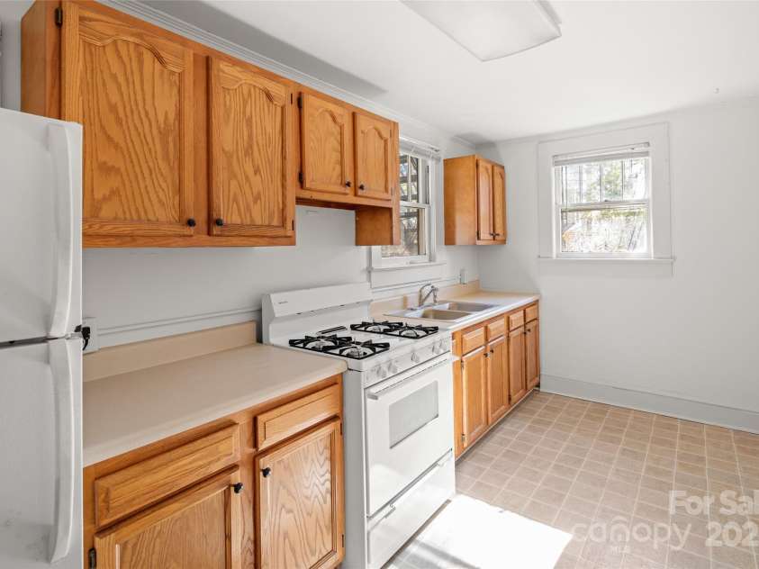 15 Grindstaff Drive, Asheville, NC 28803.  MLS# CAR4301849, YatesRealty ID 4841. 
