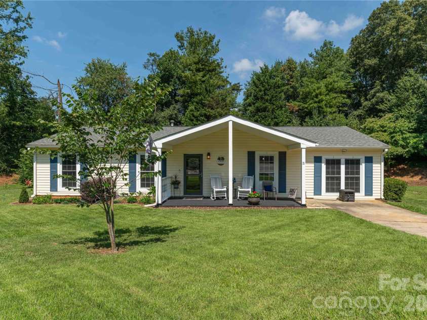 11 Crandon Court, Asheville, NC 28804.  MLS# CAR4420957, YatesRealty ID 48414. 