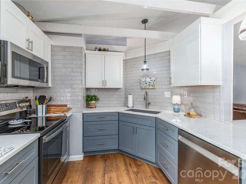 11 Crandon Court, Asheville, NC 28804.  MLS# CAR4420957, YatesRealty ID 48414. 