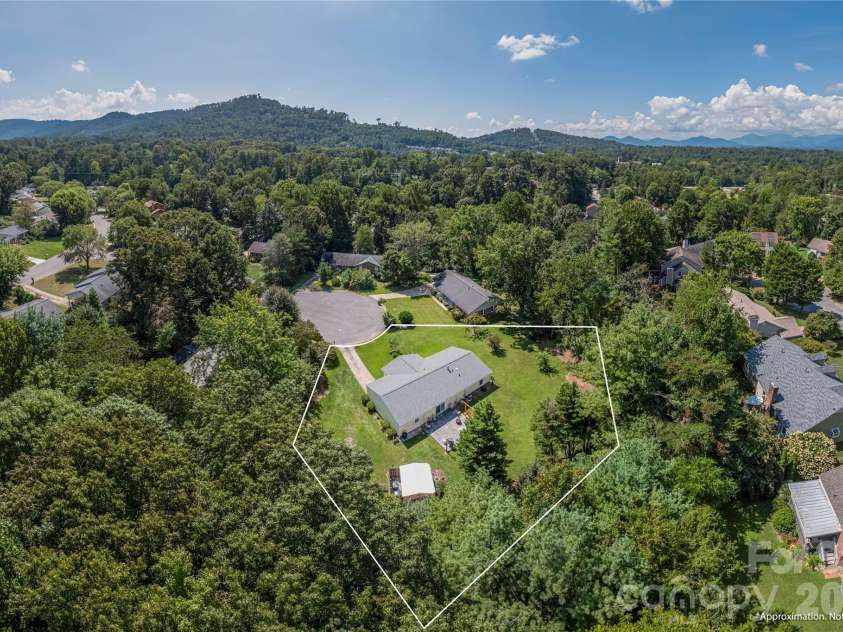 11 Crandon Court, Asheville, NC 28804.  MLS# CAR4420957, YatesRealty ID 48414. 