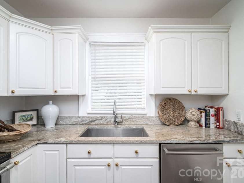205 W Sixth Avenue, Gastonia, NC 28052.  MLS# CAR4420877, YatesRealty ID 48416. 