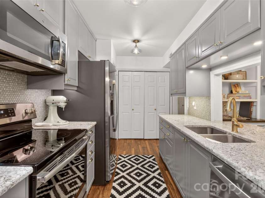 3805 Colony Crossing Drive, Charlotte, NC 28226.  MLS# CAR4335125, YatesRealty ID 4842. 