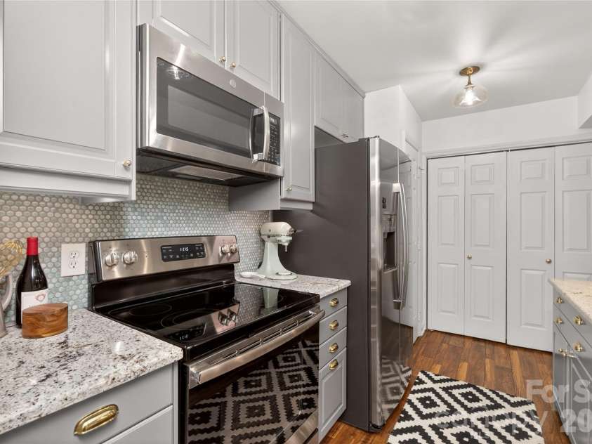 3805 Colony Crossing Drive, Charlotte, NC 28226.  MLS# CAR4335125, YatesRealty ID 4842. 