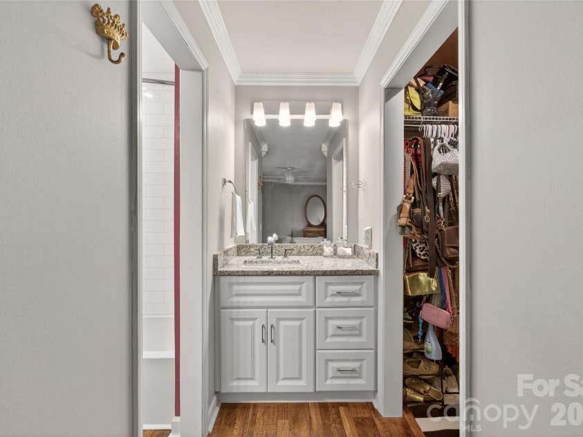 3805 Colony Crossing Drive, Charlotte, NC 28226.  MLS# CAR4335125, YatesRealty ID 4842. 