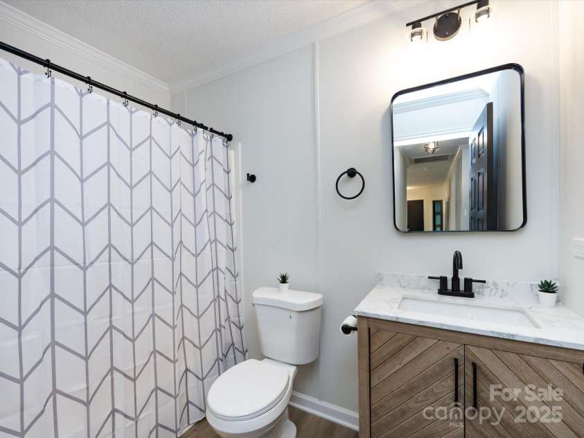 907 4th Avenue, Gastonia, NC 28054.  MLS# CAR4306590, YatesRealty ID 4842. Upfitted hall bathroom with new vanity, countertops, fixtures and hardware. 